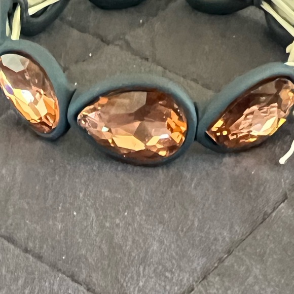 🌟NEW🌟 Beautiful slate gray bracelet with pink large stones! - Picture 3 of 7